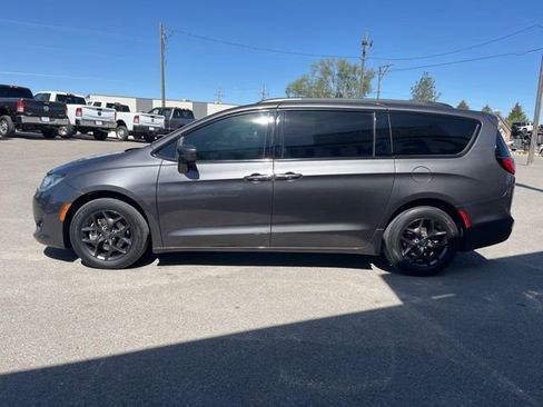 Used 2020 Chrysler Pacifica Touring-L w/ S Appearance Package FWD image 10