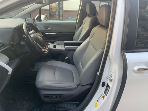 Used 2022 Toyota Sienna XLE image 10
