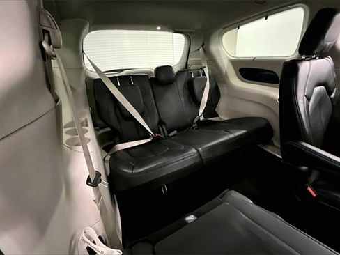 Used 2021 Chrysler Pacifica Touring-L w/ Uconnect Theater Family Group image 27
