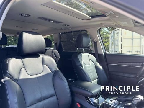 Used 2024 Kia Telluride EX w/ EX Captain's Chair Package FWD image 32