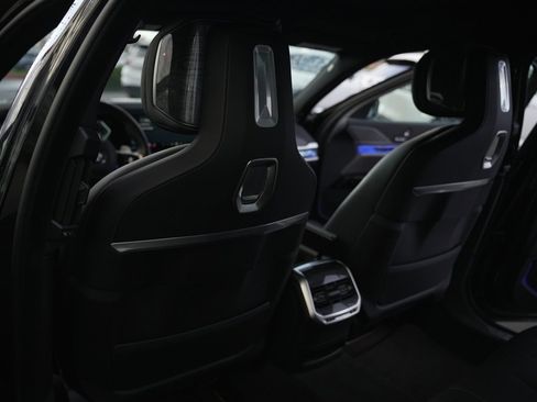 Used 2024 BMW 740i image 19