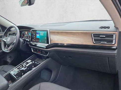 Used 2025 Volkswagen Atlas SE image 20