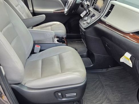 Used 2019 Toyota Sienna Limited Premium FWD image 19
