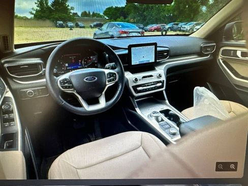 Used 2024 Ford Explorer XLT w/ Equipment Group 202A AWD/4WD image 4