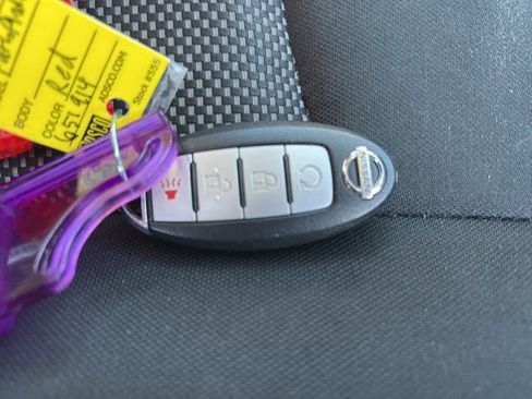 Used 2017 Nissan Pathfinder SV image 39