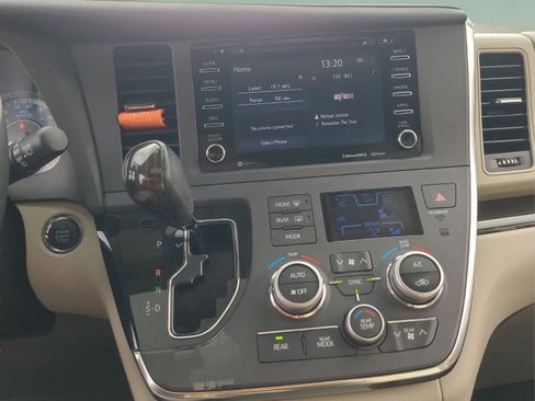 Certified 2018 Toyota Sienna XLE image 20