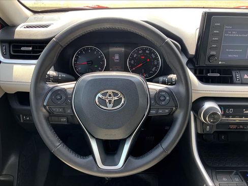 Used 2021 Toyota RAV4 XLE Premium FWD image 6
