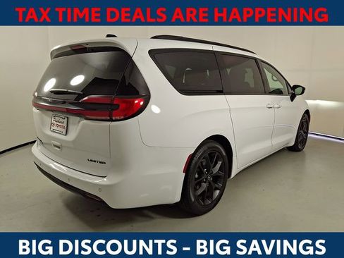 Used 2025 Chrysler Pacifica Limited image 8