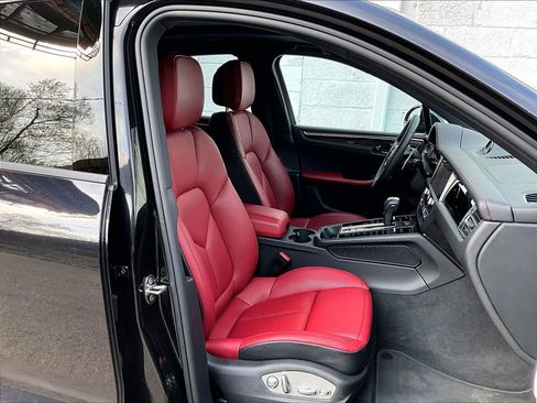 Certified 2025 Porsche Macan AWD/4WD image 12