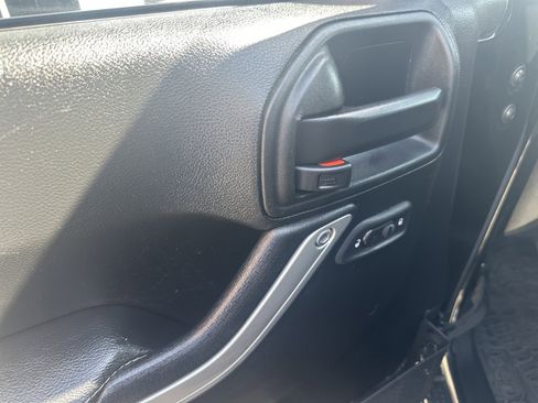 Used 2017 Jeep Wrangler Unlimited Rubicon AWD/4WD image 9