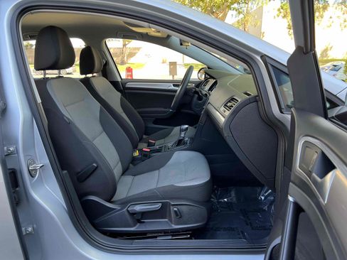 Used 2016 Volkswagen e-Golf SE w/ DC Fast Charging Package image 37