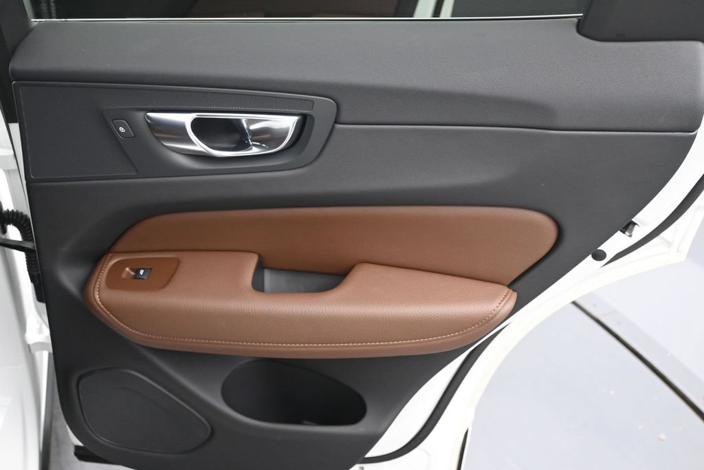 Certified 2022 Volvo XC60 B5 Momentum w/ Advanced Package FWD image 15