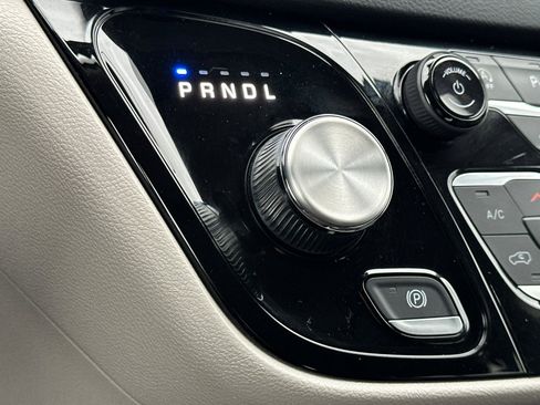 Used 2024 Chrysler Pacifica Touring-L image 23