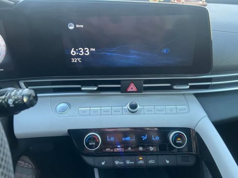 Used 2021 Hyundai Elantra Limited FWD image 9