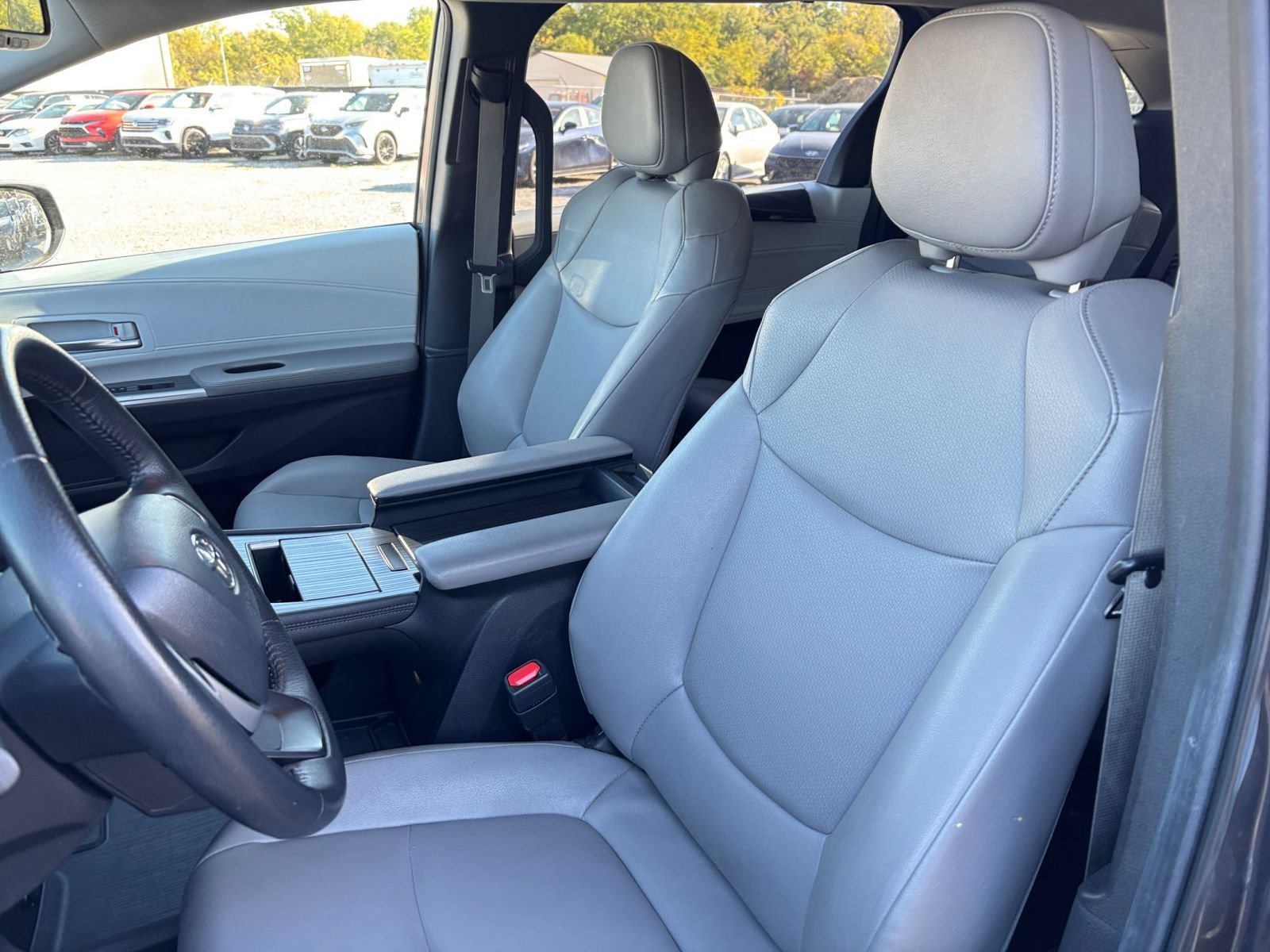 Used 2025 Toyota Sienna XLE FWD image 39