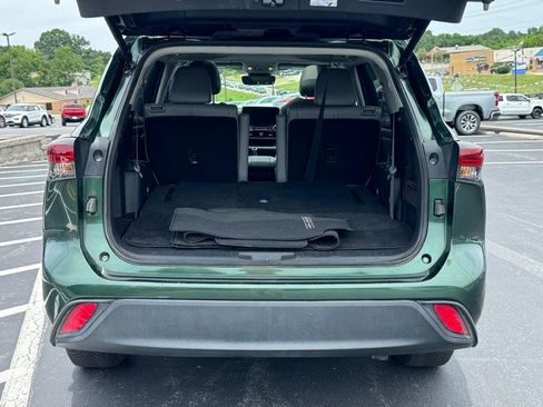 Used 2024 Toyota Highlander XLE AWD/4WD image 5