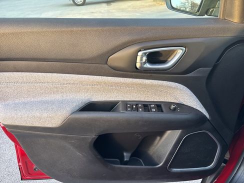 Used 2025 Jeep Compass Latitude image 20