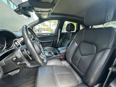 Certified 2023 Porsche Macan image 5