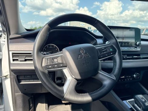 Used 2024 Mitsubishi Outlander SE FWD image 11