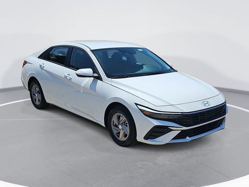 New 2026 Hyundai Elantra SE FWD image 3