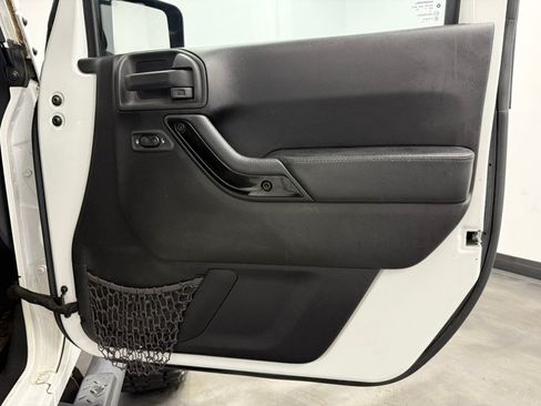Used 2015 Jeep Wrangler Unlimited Sahara AWD/4WD image 29