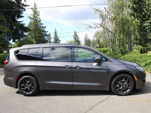 Used 2020 Chrysler Pacifica Touring w/ S Appearance Package FWD image 14