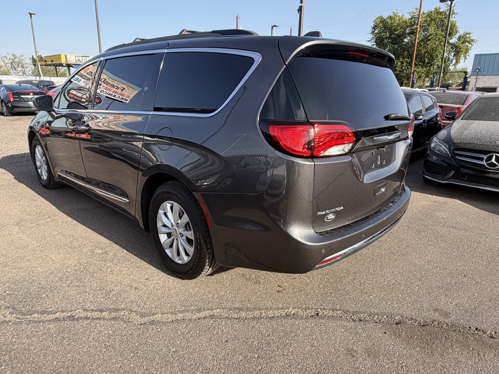 Used 2017 Chrysler Pacifica Touring-L FWD image 5