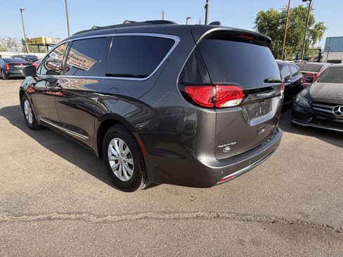 Used 2017 Chrysler Pacifica Touring-L FWD image 5