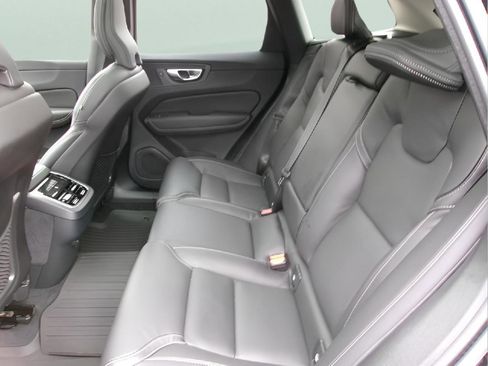 Used 2025 Volvo XC60 B5 Ultra image 10