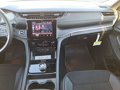 New 2025 Jeep Grand Cherokee L Altitude image 3