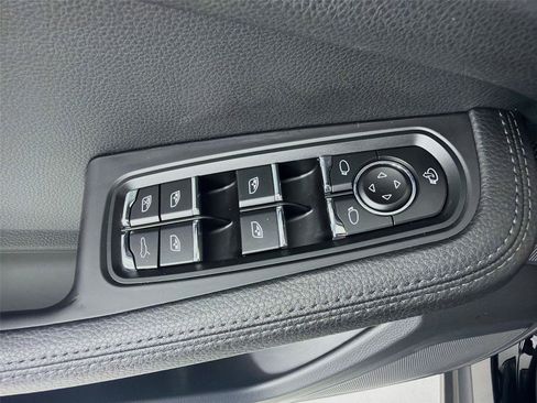 Certified 2023 Porsche Macan AWD/4WD image 8