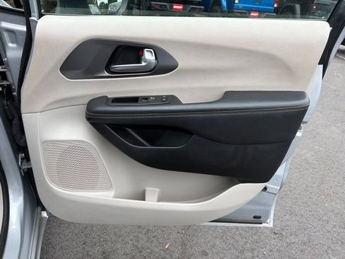 Used 2023 Chrysler Pacifica Touring-L FWD image 10
