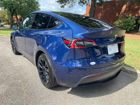 Used 2022 Tesla Model Y Long Range AWD/4WD image 3