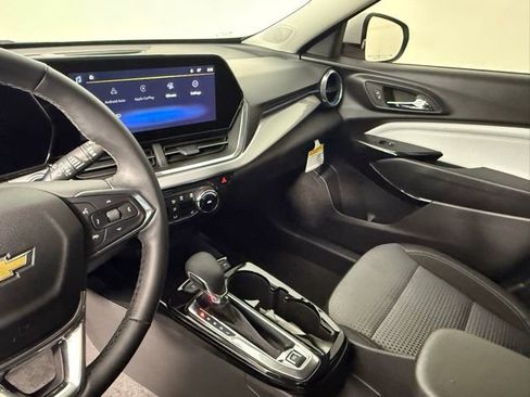 Used 2025 Chevrolet Trax LT w/ LT Convenience Package image 29