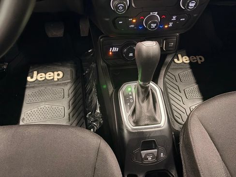 Used 2018 Jeep Renegade Latitude AWD/4WD image 11