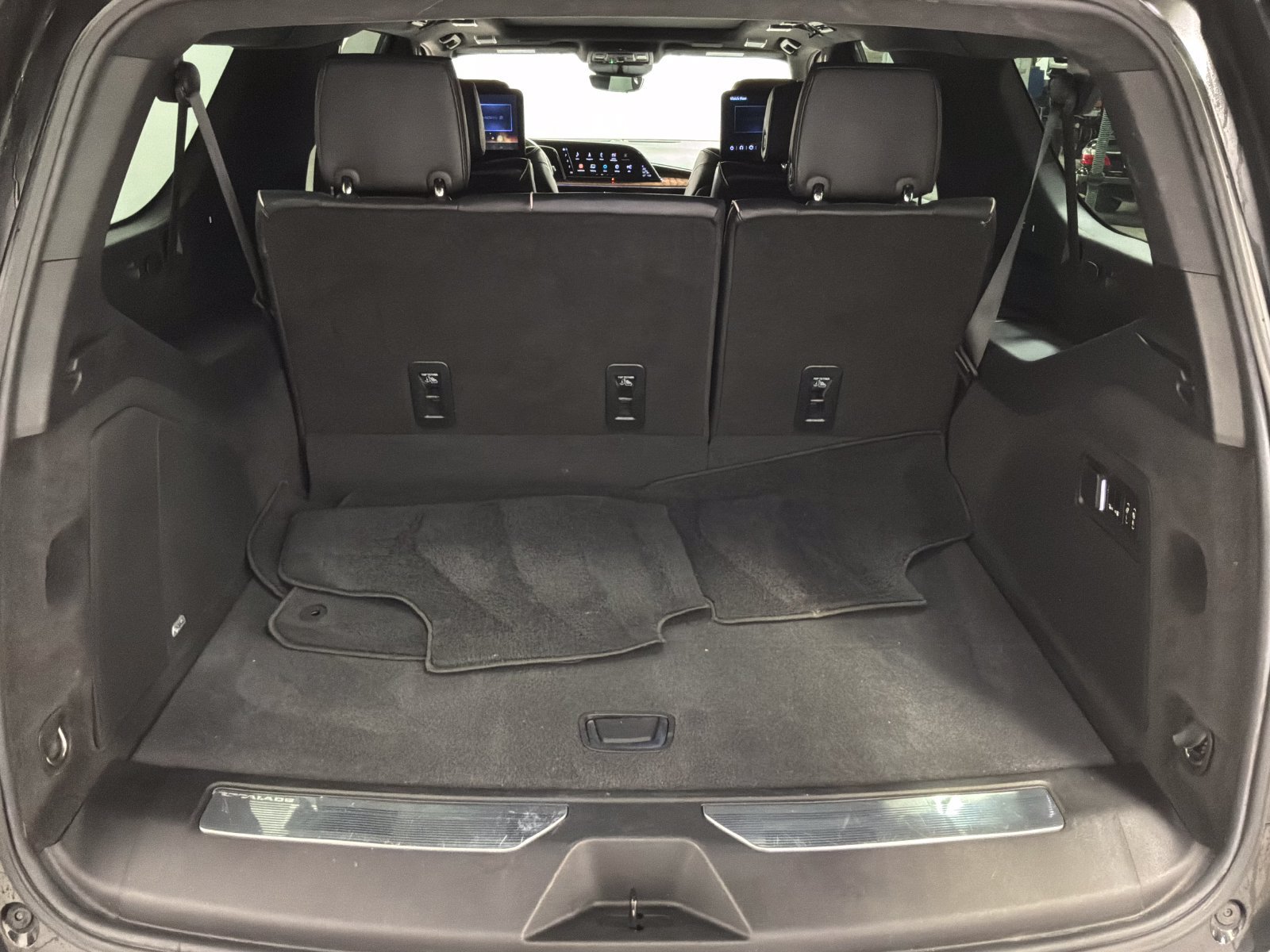 Used 2023 Cadillac Escalade ESV Sport Platinum w/ LPO, ONYX Package AWD/4WD image 27