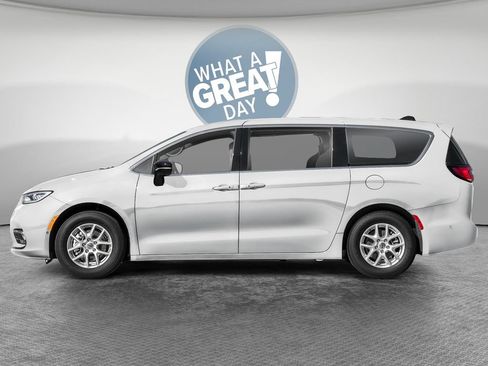 New 2026 Chrysler Pacifica Select FWD image 3