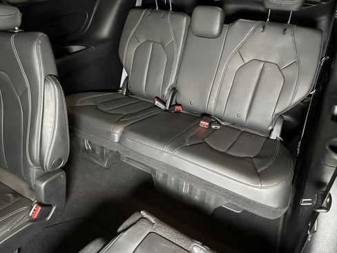 Used 2020 Chrysler Pacifica Touring-L w/ S Appearance Package image 19