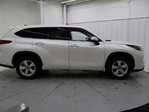 Used 2022 Toyota Highlander LE image 2