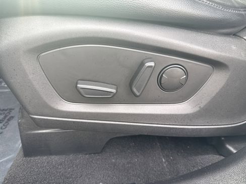 Used 2020 Ford Explorer XLT w/ Equipment Group 202A AWD/4WD image 12