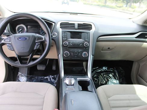 Used 2017 Ford Fusion SE FWD image 9
