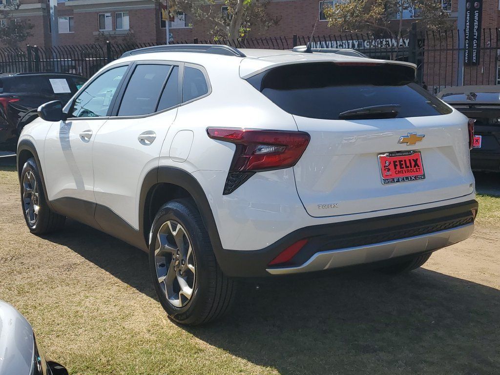 Used 2026 Chevrolet Trax LT FWD image 5