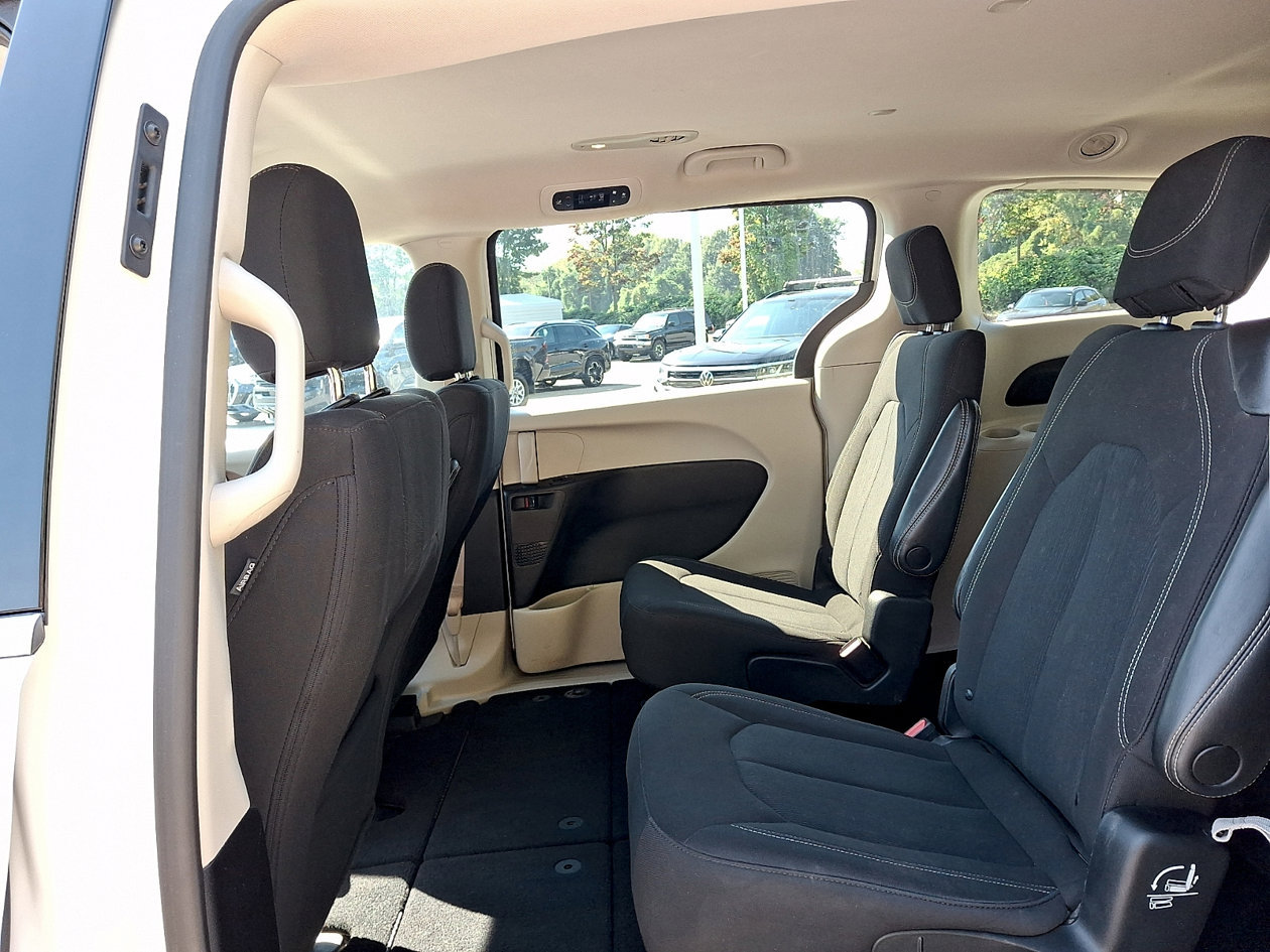 Used 2023 Chrysler Voyager LX FWD image 10
