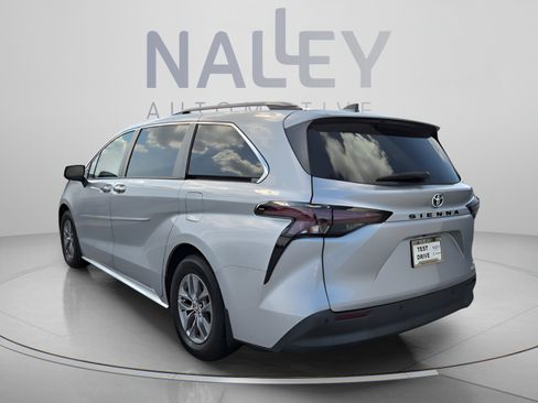 Used 2023 Toyota Sienna XLE w/ XLE Plus Package FWD image 3
