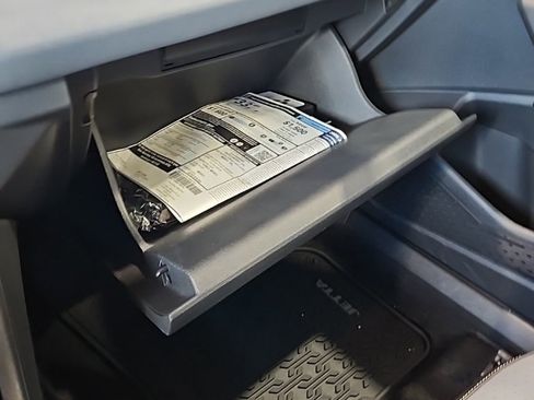 Used 2025 Volkswagen Jetta SE image 28