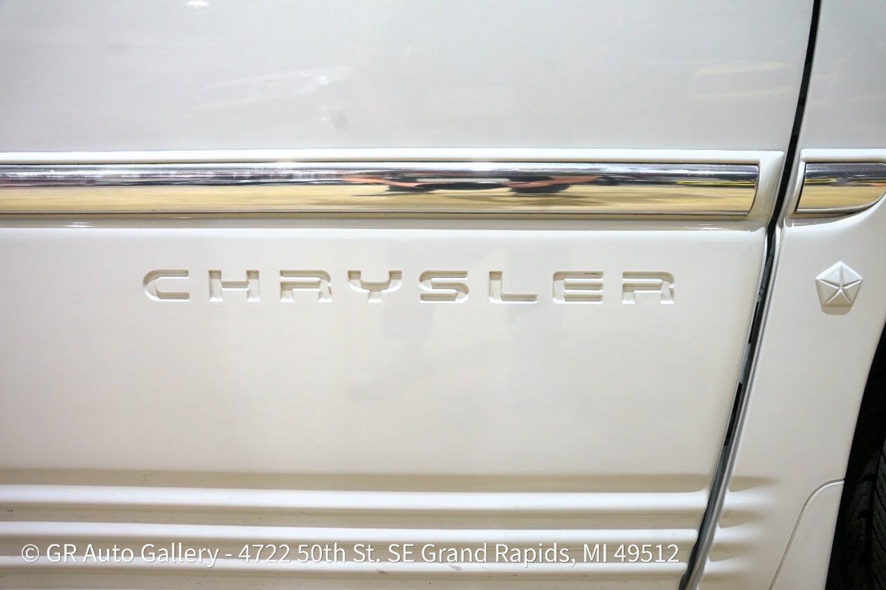 Used 1997 Chrysler Town & Country LXi FWD image 26