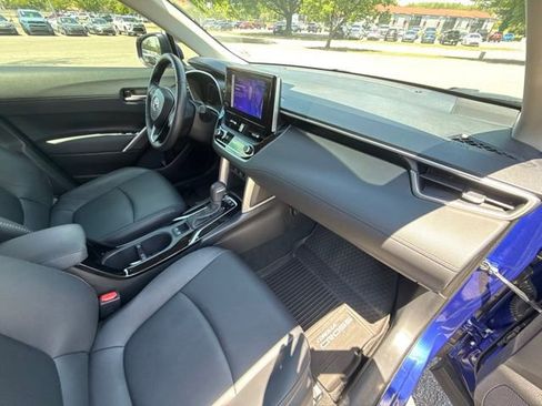 Used 2023 Toyota Corolla Cross XLE w/ Convenience Package FWD image 15