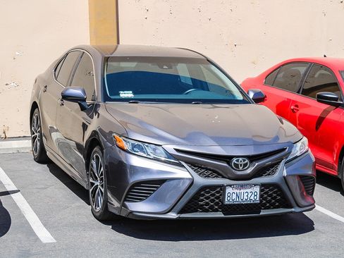 Used 2018 Toyota Camry SE FWD image 3