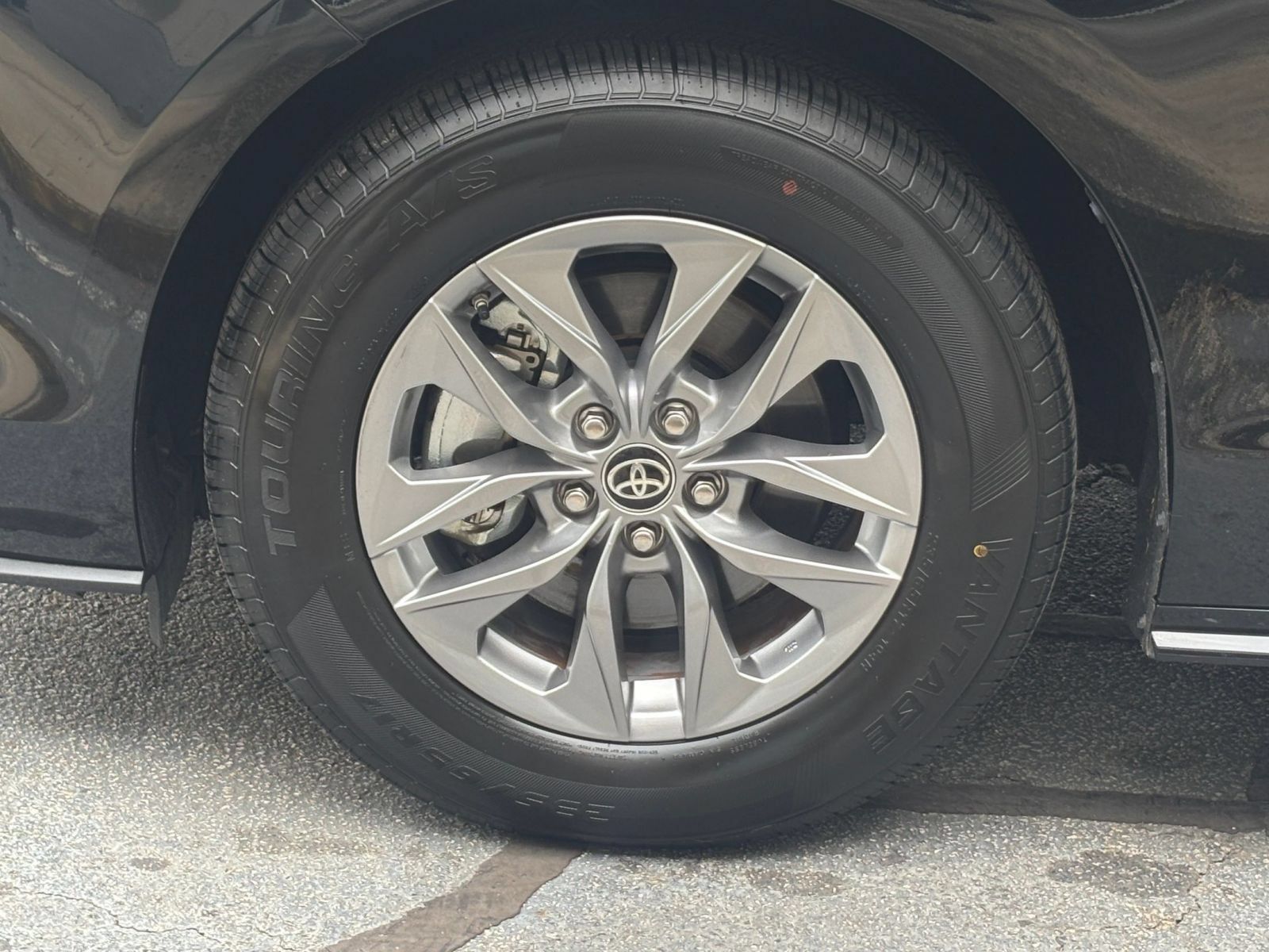 Used 2025 Toyota Sienna XLE FWD image 32