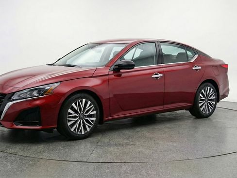 Used 2025 Nissan Altima 2.5 SV image 3